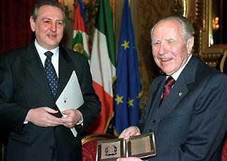 Il Presidente Ciampi, in occasione del 40° anniversario della fondazione dell'Ordine dei Giornalisti, riceve la tessera di giornalista &quot;ad honorem&quot; dal Presidente Lorenzo Del Boca