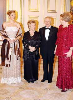 Il Presidente Ciampi con la moglie Franca posano per la foto di famiglia con Sua Maestà la Regina Beatrice d'Olanda e S.A.R. la Principessa Màxima, in occasione del Pranzo Uffficiale a Palazzo Reale