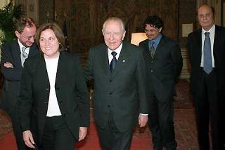 Il Presidente Ciampi con il neo Presidente della RAI Lucia Annunziata ed i Consiglieri Petroni, Veneziani ed Alberoni durante l'incontro al Quirinale