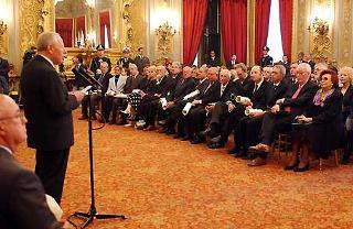 Il Presidente Ciampi rivolge il suo indirizzo di saluto ai Benemeriti della Cultura e dell'Arte, premiati con Medaglia d'oro, nel corso della cerimonia al Quirinale