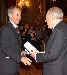 Il Presidente Ciampi consegna il Diploma di I classe con Medaglia d'Oro per la Cultura e l'Arte al Prof. Paolo Galluzzi