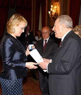 Il Presidente Ciampi consegna il Diploma di I classe con Medaglia d'Oro per la Cultura e l'Arte a Katia Ricciarelli