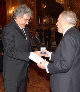 Il Presidente Ciampi consegna il Diploma di I classe con Medaglia d'Oro per la Cultura e l'Arte al Prof. Enrico Menestò