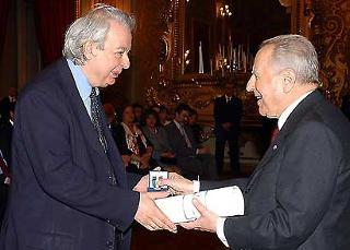 Il Presidente Ciampi consegna il Diploma di I classe con Medaglia d'Oro per la Cultura e l'Arte Prof. Bruno Toscano