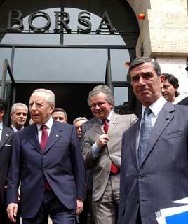 Il Presidente Ciampi, accompagnato dal Presidente della CONSOB Luigi Spaventa, lascia la sede della Borsa al termine della relazione annuale