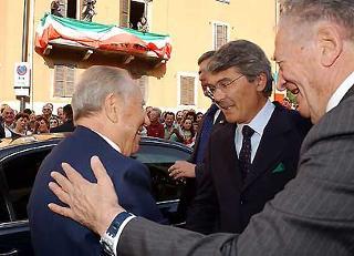 Il Presidente Ciampi salutato dai Ministri Roberto Castelli e Mirko Tremaglia al suo arrivo al Teatro dell'Oratorio del Comune colpito dalla frana del novembre 2002