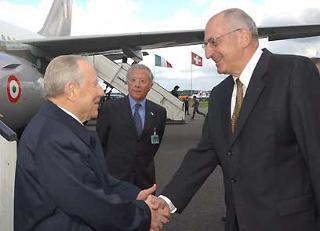 Il Presidente Ciampi al suo arrivo in aeroporto viene accolto dal Presidente della Confederazione Elvetica Pascal Couchepin
