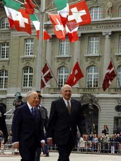 Il Presidente Ciampi con il Presidente della Confederazione Elvetica Pascal Couchepin al suo arrivo in Piazza Federale