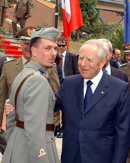 Il Presidente Ciampi si intrattiene con un giovane Autiere durante la visita al Museo Storico della Motorizzazione Militare