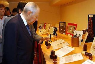 Il Presidente Ciampi visita l'esposizione di alcuni strumenti di lavoro utilizzati da Antonio Meucci, nella sua attività di ricerca