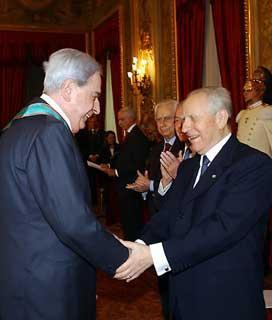 Il Presidente Ciampi si congratula con Enzo Bettiza dopo averlo insignito dell'Onorificenza di Cavaliere di Gran Croce dell'O.M.R.I. nella ricorrenza della fondazione della Repubblica