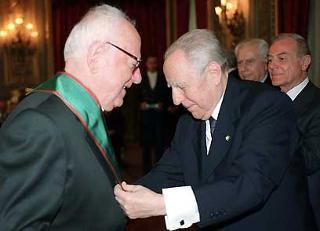 Il Presidente Ciampi consegna le insegne di Cavaliere di Gran Croce al Merito dell'O.M.R.I. a Don Aldo Brunacci, in occasione della ricorrenza della fondazione della Repubblica