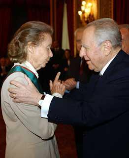 Il Presidente Ciampi si intrattiene con Giulia Maria Mozzoni Crespi dopo averla insignita dell'Onorificenza di Cavaliere di Gran Croce dell'O.M.R.I. nella ricorrenza della fondazione della Repubblica.