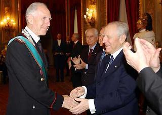 Il Presidente Ciampi si congratula con Paolo Bruno Virgilio Di Noia, dopo averlo insignito dell'Onorificenza di Cavaliere di Gran Croce dell'O.M.R.I. nella ricorrenza della fondazione della Repubblica