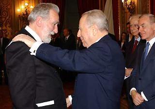 Il Presidente Ciampi si congratula con Mario Rigoni Stern, insignito dell'Onorificenza di Cavaliere di Gran Croce dell'O.M.R.I. in occasione della cerimonia di ricorrenza della fondazione della Repubblica