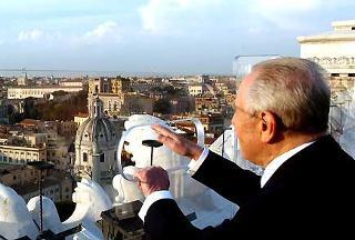 Il Presidente Ciampi, al termine della visita alla Mostra su Giuseppe Zanardelli, visita la terrazza delle quadrighe al Vittoriano, a sinistra nella foto il Palazzo del Quirinale