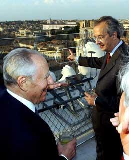 Il Presidente Ciampi, con a fianco il Sindaco di Roma Walter Veltroni, visita la terrazza delle quadrighe al Vittoriano