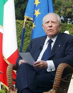 Il Presidente Ciampi durante il messaggio televisivo agli Italiani in occasione della Festa della Repubblica