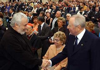 Il Presidente Ciampi saluta il Maestro Gianluigi Gelmetti, poco prima dell'inizio del concerto, in occasione della Festa della Repubblica