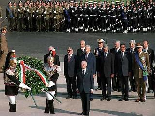 Il Presidente Ciampi depone una corona d'alloro all'Altare della Patria, in occasione della Festa della Repubblica