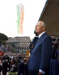 Il Presidente Ciampi su via dei Fori Imperiali al termine della manifestazione