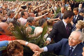 Il Presidente Ciampi e la Signora Franca festeggiati dalla gente durante l'incontro nei giardini del Quirinale