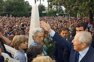 Il Presidente Ciampi risponde al saluto della gente durante il suo incontro nei giardini del Quirinale
