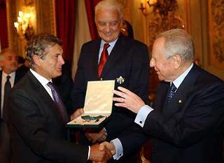 Il Presidente Ciampi con Giacomo Agostini, già campione del mondo con quindici titoli iridati, insignito dell'onorificenza di Commendatore dell'O.M.R.I., in occasione della cerimonia con i piloti di motociclismo campioni del mondo