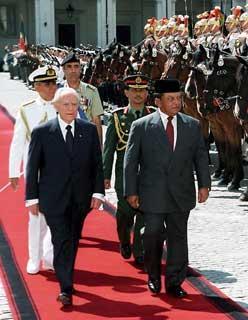 Il Presidente Ciampi con S.M. il Re della Malaysia, passa in rassegna la Guardia schierata che rende gli onori