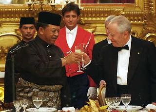 Il Presidente Ciampi con S.M. il Re della Malaysia brindano, al termine del pranzo di Stato