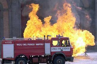 Simulazione di spegnimento di un incendio provocato da una fuga di gas da parte dei Vigili del Fuoco durante la cerimonia della loro Festa Nazionale