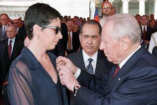 Il Presidente Ciampi consegna la Medaglia d'Oro al Valor Civile alla Memoria alla Signora Sette, in occasione della Festa Nazionale dei Vigili del Fuoco