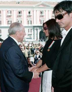 Il Peresidente Ciampi consegna la Medaglia d'Oro al Valor Civile alla Memoria ai familiari di Simone Mazzi, in occasione della Festa Nazionale dei Vigili del Fuoco