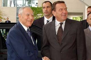 Il Presidente Ciampi accolto dal Cancelliere Federale Gerhard Schroeder all'arrivo in Cancelleria