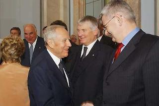 Il Presidente Ciampi saluta Fischer, nella foto con Schily e Kolh, durante la cerimonia di inaugurazione dell'Ambasciata Italiana