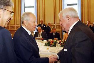 Il Presidente Ciampi saluta Helmut Schmidt, a fianco l'Ambasciatore Fagiolo