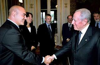 Il Presidente Ciampi con Luca Zingaretti, vincitore del Premio Giornalistico &quot;Colombe d'Oro per la Pace&quot;