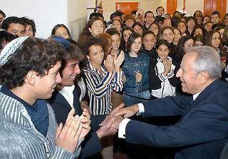Il Presidente Ciampi salutato dagli studenti del Liceo, al suo arrivo al Palazzo della Cultura &quot;Renzo Levi&quot;