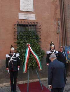 Il Presidente Ciampi in raccoglimento davanti alla Lapide che ricorda la deportazione degli Ebrei da parte dei Nazisti