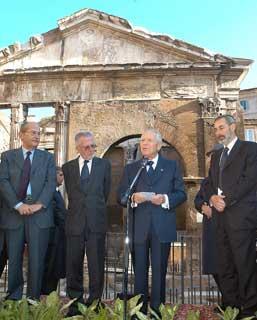Il Presidente Ciampi, nella foto con Leone Paserman, Amos Luzzatto e Riccardo Di Segni, durante il suo intervento in occasione del 60° anniversario della deportazione degli Ebrei