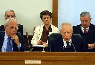 Il Presidente Ciampi durante il suo intervento al CSM, riunito in seduta straordinaria. A fianco nella foto: il Vice Presidente del Consiglio Superiore della Magistratura, Virginio Rognoni