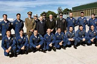 Il Presidente Ciampi posa per una foto ricordo con i componenti la Pattuglia Acrobatica Nazionale delle Frecce Tricolori al termine della cerimonia di commemorazione della M.O.V.M. Pilota Carlo Negri