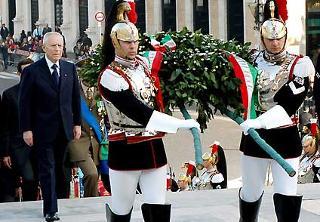 Il Presidente Ciampi, accompagnato dalle Alte autorità Istituzionali Civili e Militari, ascende la Scalea del Vittoriano per deporre una corona d'alloro sulla Tomba del Milite Ignoto, in occasione del Giorno dell'Unità Nazionale e della Festa delle Forze Armate