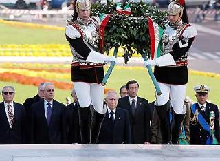 Il Presidente Ciampi, accompagnato dalle Alte Autorità Istituzionali Civili e Militari, ascende la Scalea del Vittoriano per deporre una corona d'alloro sulla Tomba del Milite Ignoto, in occasione del Giorno dell'Unità Nazionale e della Festa delle Forze Armate