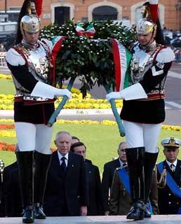 Il Presidente Ciampi ascende la Scalea del Vittoriano, per deporre una corona d'alloro sulla tomba del Milite Ignoto, in occasione della Giorno dell'Unità Nazionale e della Festa delle Forze Armate