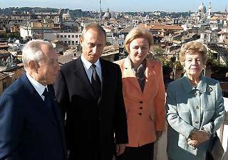 Il Presidente Ciampi e la Signora Franca con Vladimir Putin e la Signora Putina, davanti al suggestivo panorama di Roma visto dalla terrazza del Quirinale, subito dopo il loro arrivo