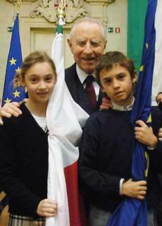 Il Presidente Ciampi con due studenti delle elementari, ai quali è stata consegnata la Bandiera italiana e la Bandiera europea, nel corso della cerimonia celebrativa del 207° anniversario del Tricolore