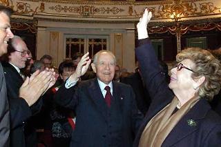Il Presidente Ciampi con la moglie Franca all'arrivo al Teatro &quot;Romolo Valli&quot;