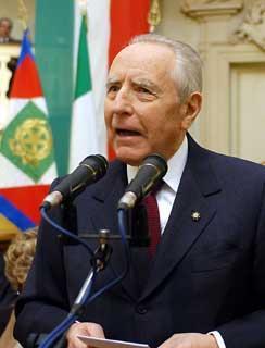 Il Presidente Ciampi durante il suo intervento nella sala Tricolore del Municipio