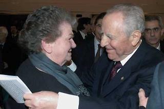 Il Presidente Ciampi con Maria Cervi, nipote di Alcide Cervi, in occasione della cerimonia commemorativa dei fratelli Cervi, nel 60° anniversario della loro cattura